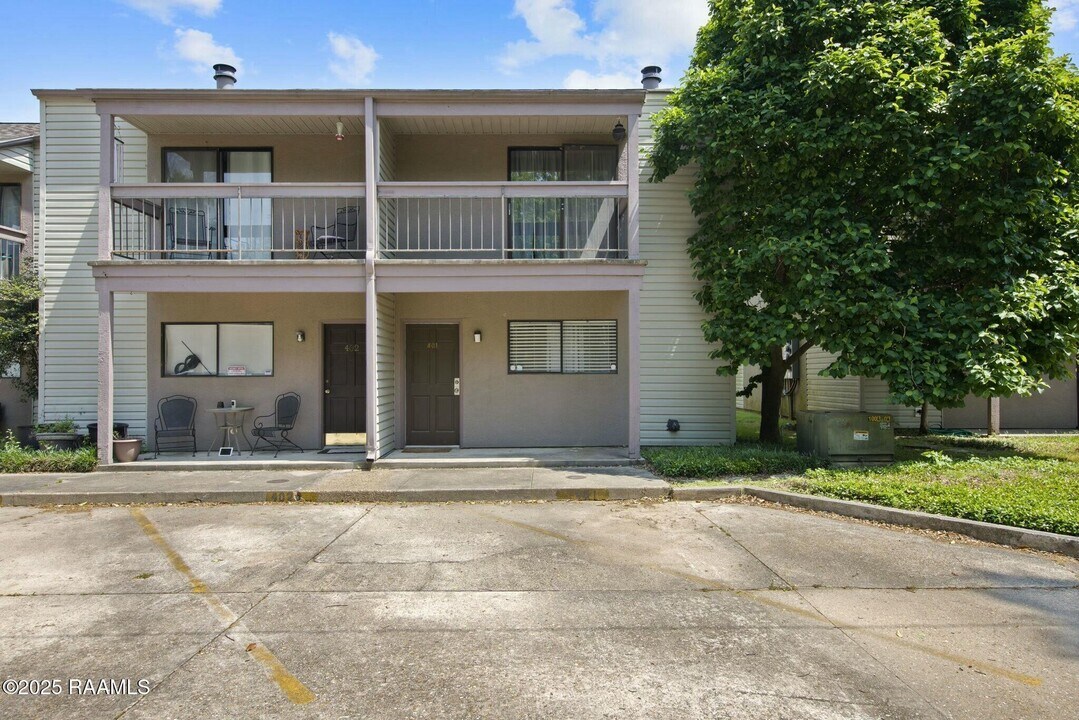 110 W Bayou Pkwy in Lafayette, LA - Building Photo