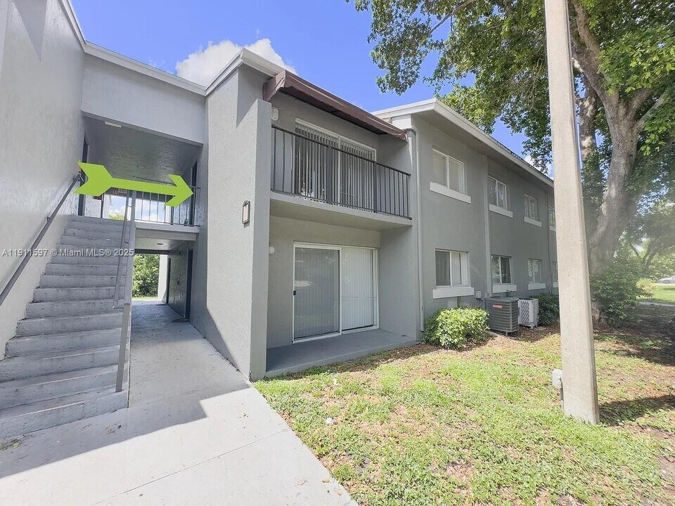 1201 Lake Victoria Dr in West Palm Beach, FL - Foto de edificio