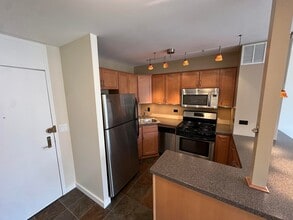 2800 N Lake Shore Dr, Unit 1613 in Chicago, IL - Building Photo - Building Photo