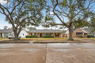 6031 Rutherglenn Dr in Houston, TX - Building Photo