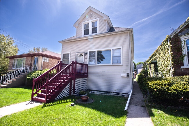 property at 5005 W Winnemac Ave