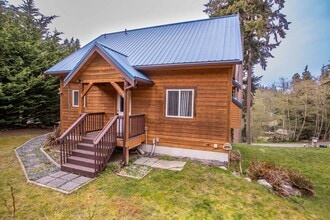 1130 Honeymoon Lake Dr in Greenbank, WA - Building Photo - Building Photo