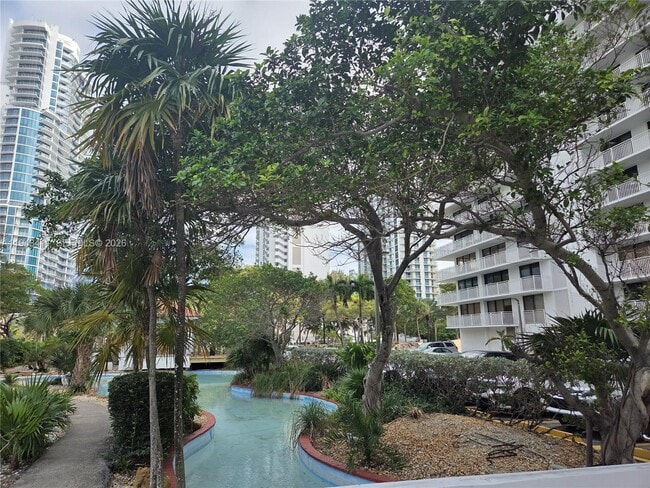 210 174th St in Sunny Isles Beach, FL - Foto de edificio - Building Photo