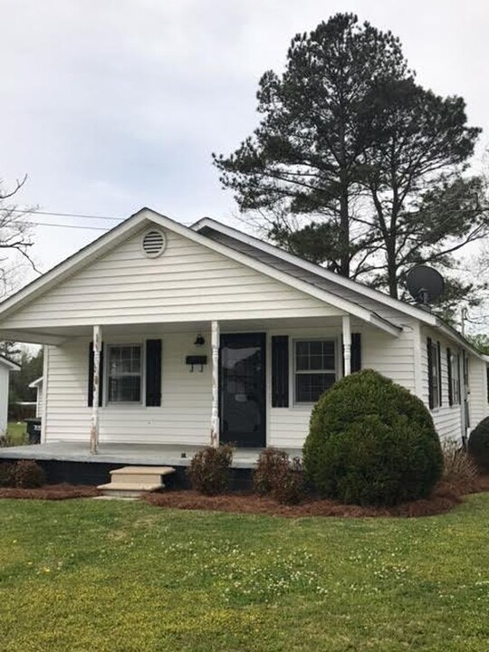 404 S Cumberland St in Wallace, NC - Foto de edificio