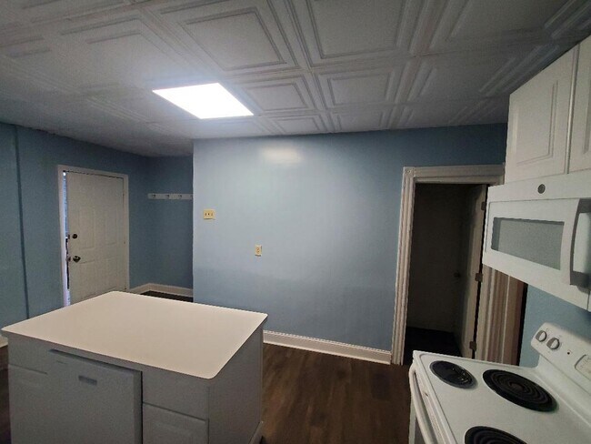 548 Railroad St in Turtle Creek, PA - Foto de edificio - Building Photo