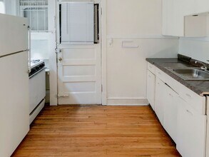 626 W Arlington Pl, Unit 49 in Chicago, IL - Building Photo - Building Photo