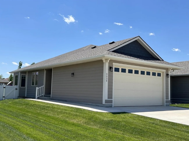 905 Sunrise Ct in Dodge City, KS - Building Photo - Building Photo