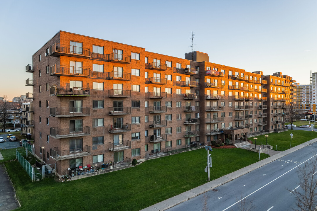 2700 Thimens in St. Laurent, QC - Building Photo