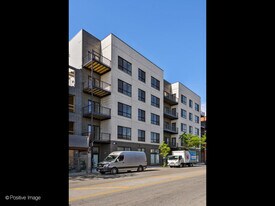 2139 W Madison St in Chicago, IL - Building Photo