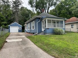 1126 Walker St in Jackson, MI - Building Photo