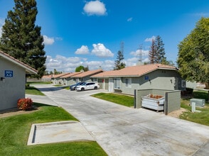 2625 Brookside Dr in Bakersfield, CA - Foto de edificio - Building Photo