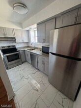 1007 Unicorn Way, Unit 2 in Clifton, NJ - Foto de edificio - Building Photo