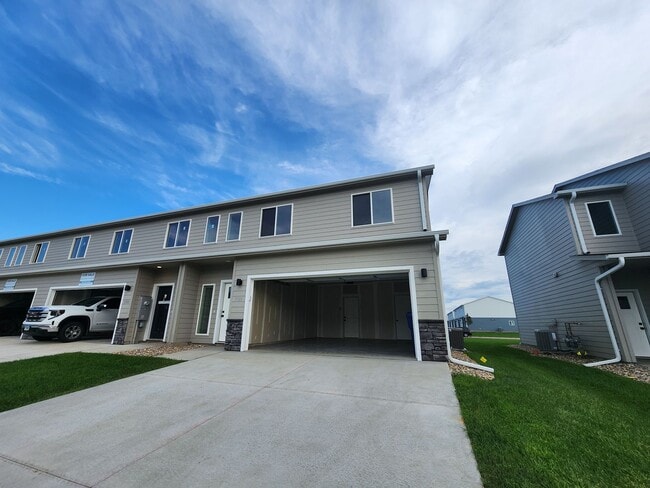 5706 E Avett Pl in Sioux Falls, SD - Building Photo - Building Photo