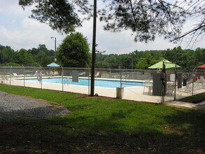 3771 Heathrow Dr in Winston-Salem, NC - Foto de edificio - Building Photo