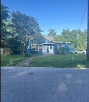 310 N Rock Island St in Angleton, TX - Building Photo