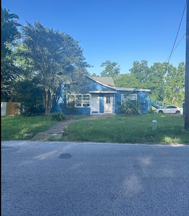 310 N Rock Island St in Angleton, TX - Building Photo