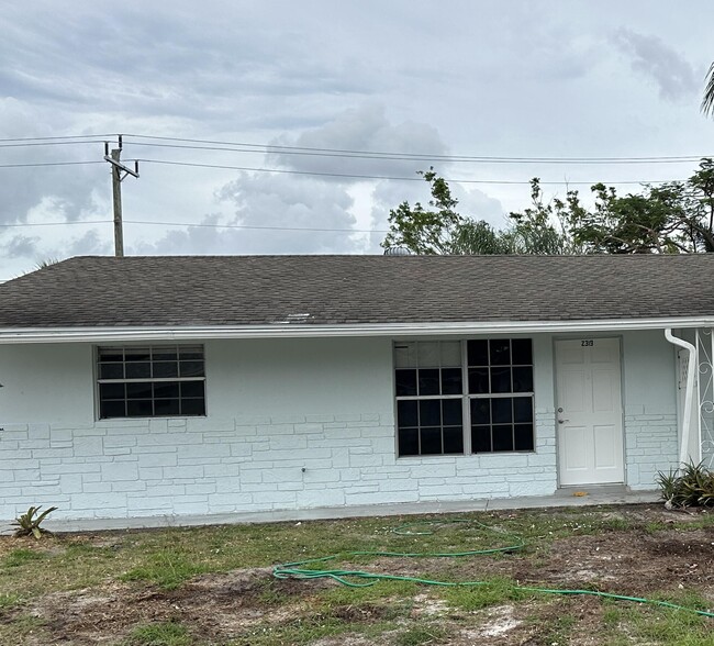 2319 NE Rustic Way in Jensen Beach, FL - Foto de edificio - Building Photo