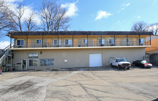 747 Aurora Ave in Aurora, IL - Foto de edificio - Building Photo