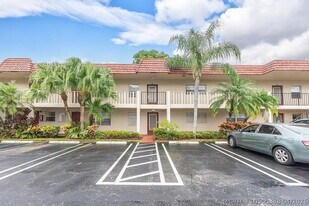 31 Abbey Ln in Delray Beach, FL - Building Photo