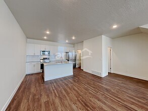 6084 W South Jordan Pky in South Jordan, UT - Foto de edificio - Building Photo