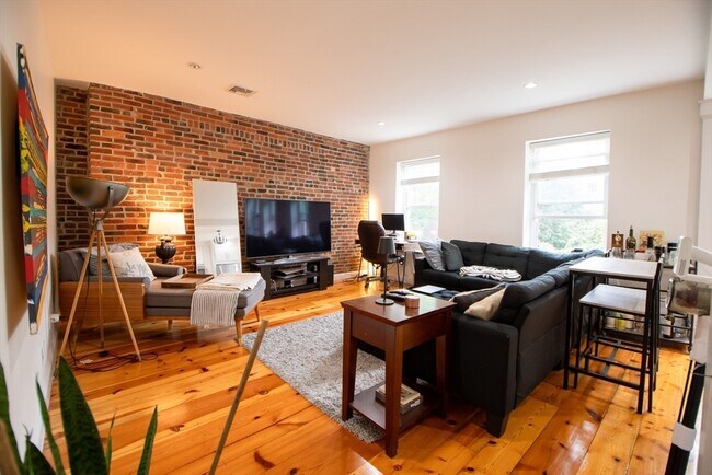 440 Hanover St in Boston, MA - Building Photo - Building Photo