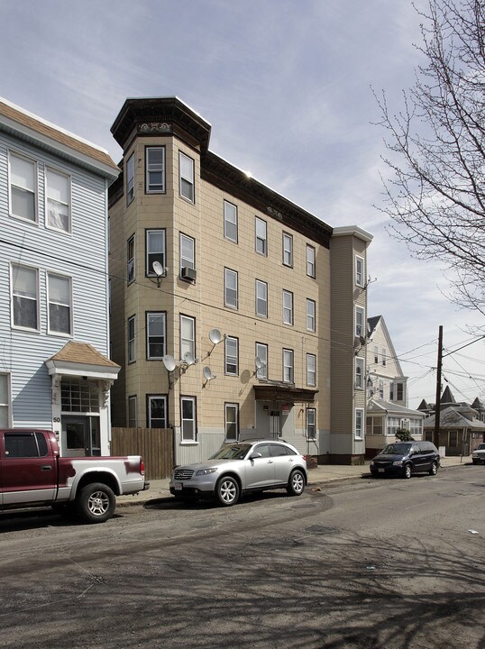 54 Cary Ave in Chelsea, MA - Foto de edificio