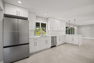 8081 SW 139th Ter in Palmetto Bay, FL - Building Photo - Building Photo