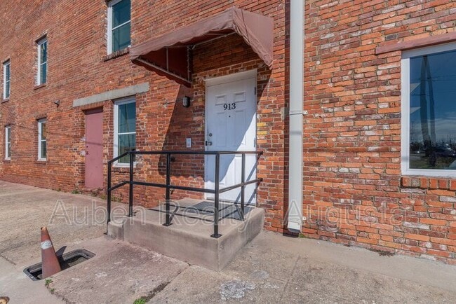 property at 913 Walker St