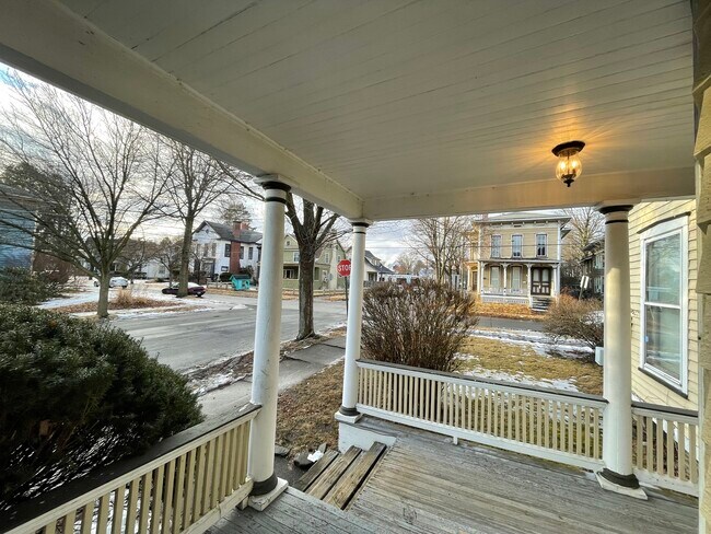 114 Elm St, Unit B in Elmira, NY - Foto de edificio - Building Photo
