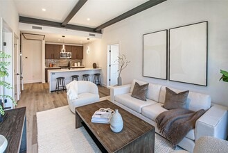 70 Memorial Plaza in Pleasantville, NY - Foto de edificio - Building Photo