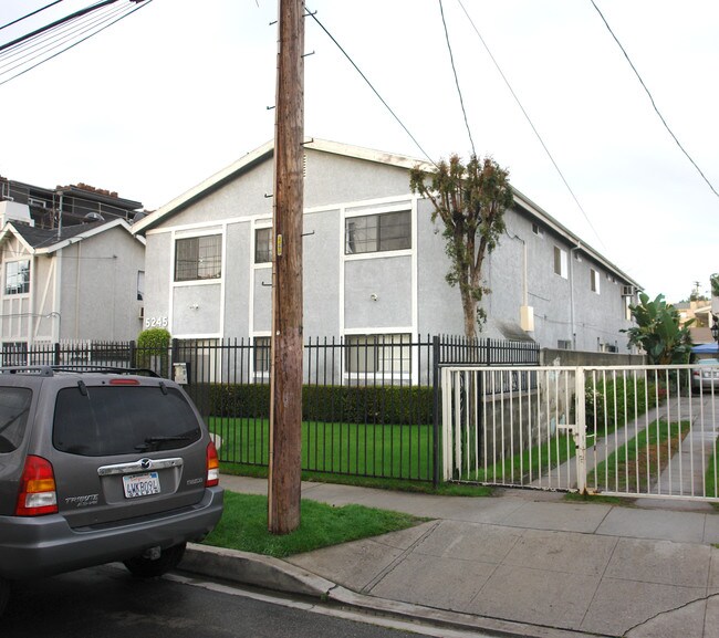 5245 Denny Ave in North Hollywood, CA - Building Photo - Building Photo