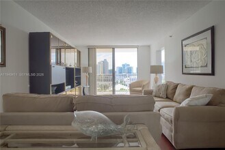 210 174th St in Sunny Isles Beach, FL - Foto de edificio - Building Photo