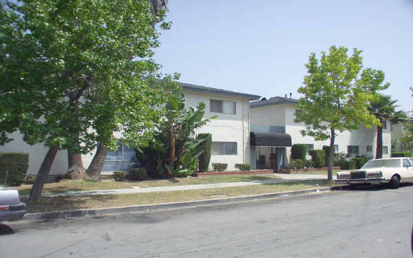 541-561 E Pleasant St in Long Beach, CA - Building Photo