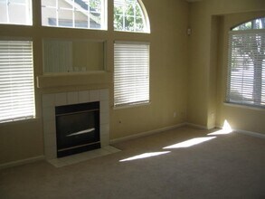 2345 E Oak Haven Dr in Fresno, CA - Foto de edificio - Building Photo