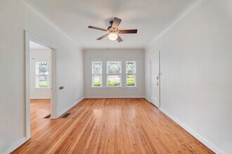 412 E Huisache Ave in San Antonio, TX - Foto de edificio - Building Photo