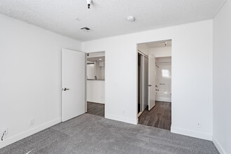 B & B Apartments in Los Angeles, CA - Building Photo - Interior Photo