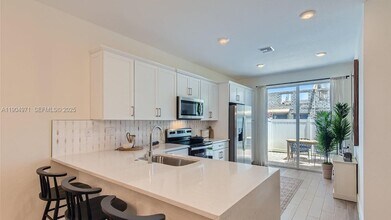 117 SW 170th Ave in Pembroke Pines, FL - Building Photo - Building Photo