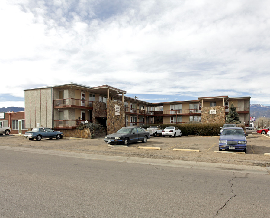 Boulder Manor Apartments in Colorado Springs, CO - Building Photo