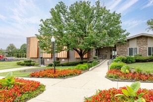 The Arbors of Glen Ellyn in Glen Ellyn, IL - Building Photo