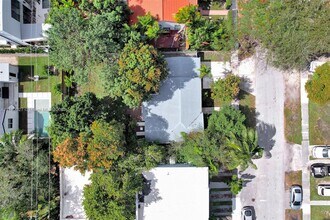 742 NE 81st St in Miami, FL - Foto de edificio - Building Photo