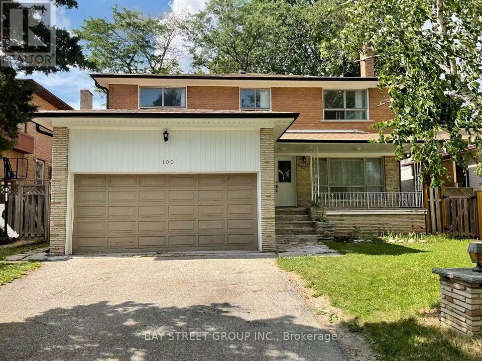100 Charlton Blvd in Toronto, ON - Building Photo