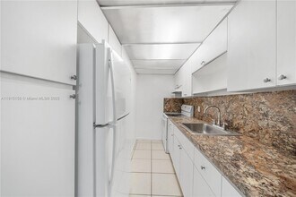 2301 NE 170th St in North Miami Beach, FL - Foto de edificio - Building Photo