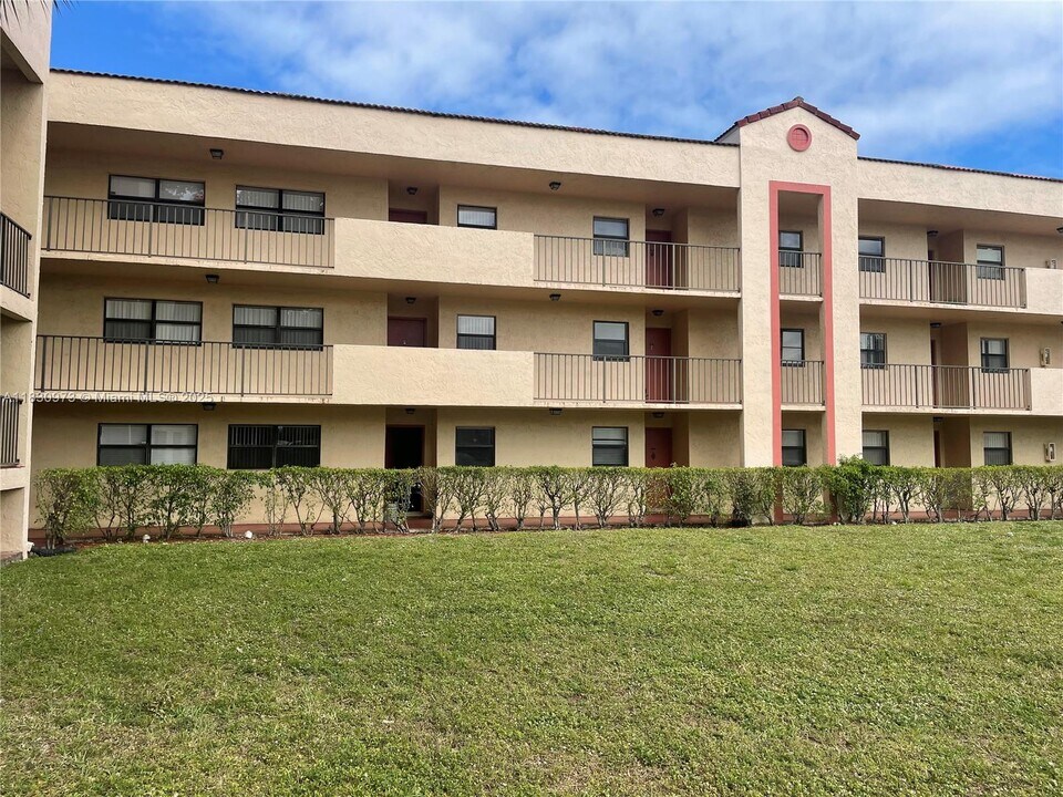 3396 Foxcroft Rd in Miramar, FL - Foto de edificio