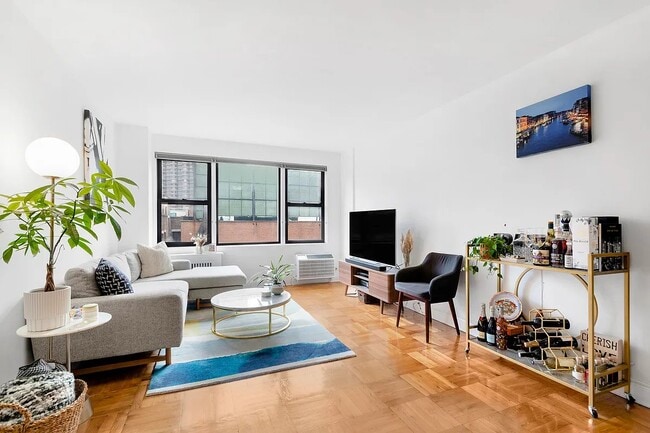 333 E 34th St in New York, NY - Building Photo - Building Photo