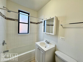 1540 W Grace St, Unit 3841-2E in Chicago, IL - Building Photo - Building Photo