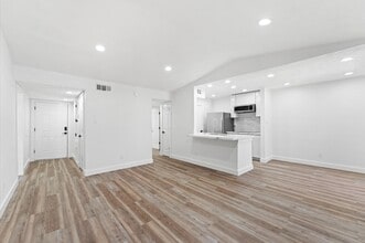 17331 Red Oak Dr in Houston, TX - Building Photo - Building Photo