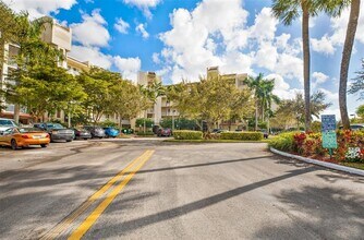 3600 Oaks Clubhouse Dr in Pompano Beach, FL - Building Photo - Building Photo