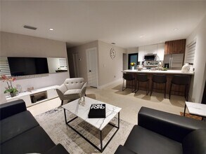 77 NE 43rd St in Miami, FL - Foto de edificio - Building Photo