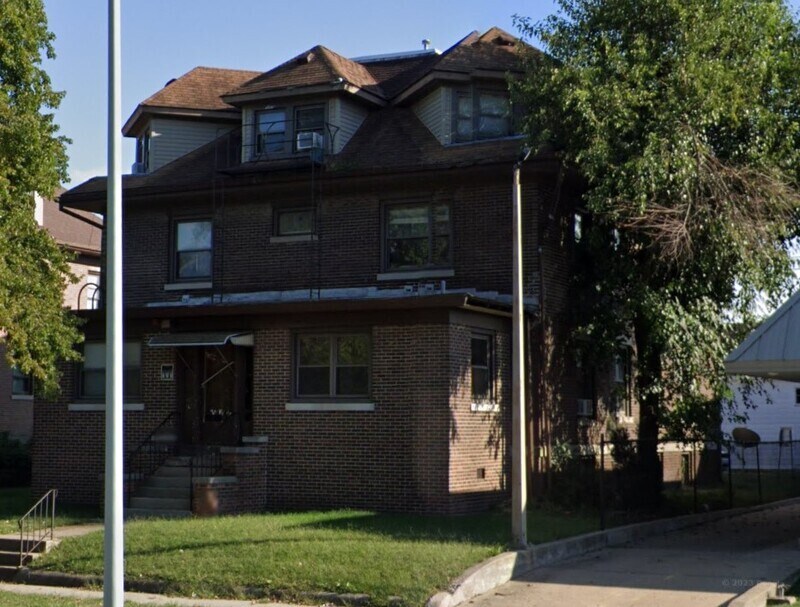 110 S Grand Ave W in Springfield, IL - Foto de edificio