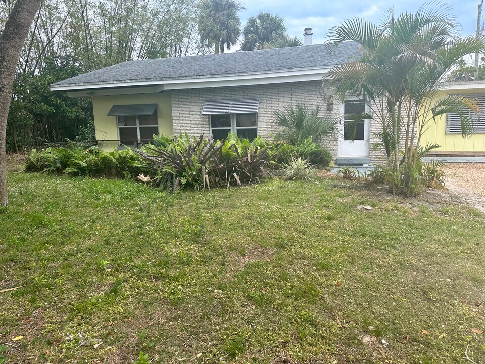 257 SE Four Winds Dr in Stuart, FL - Building Photo
